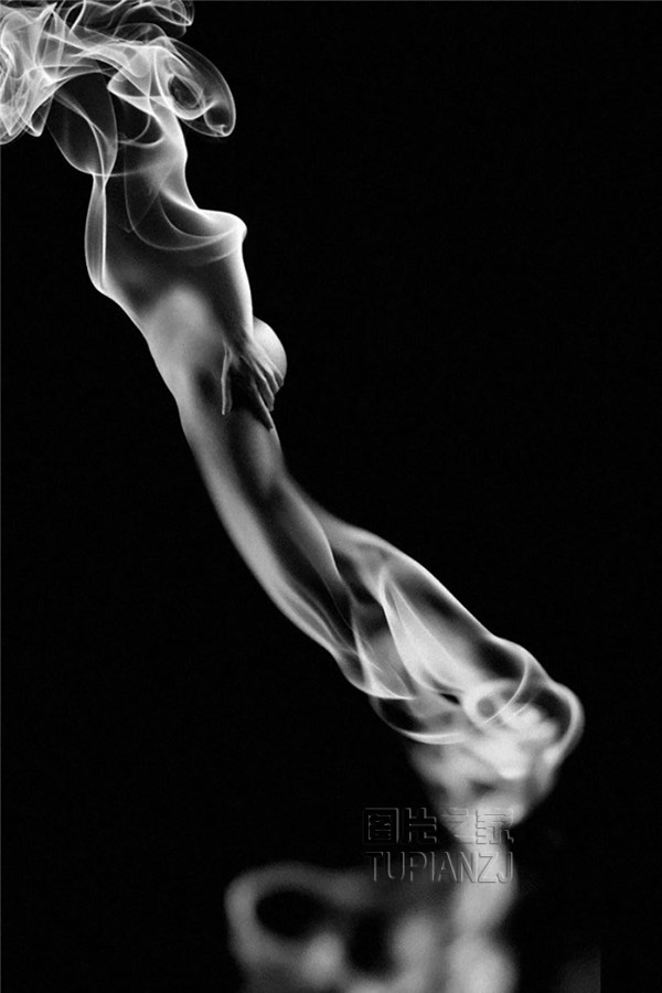 烟雾艺术摄影图片 黑白影调搭显诡异