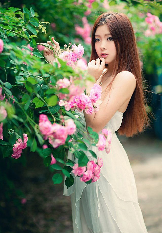 身娇体软的成熟女人韩式三点式内内身材白皙性感写真