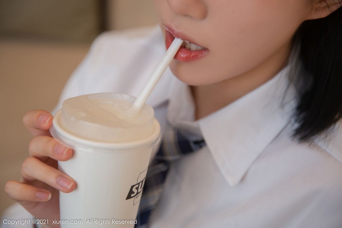 模特一颗甜蛋黄a私房脱白衬衣黑短裙露蕾丝吊袜撩人诱惑写真