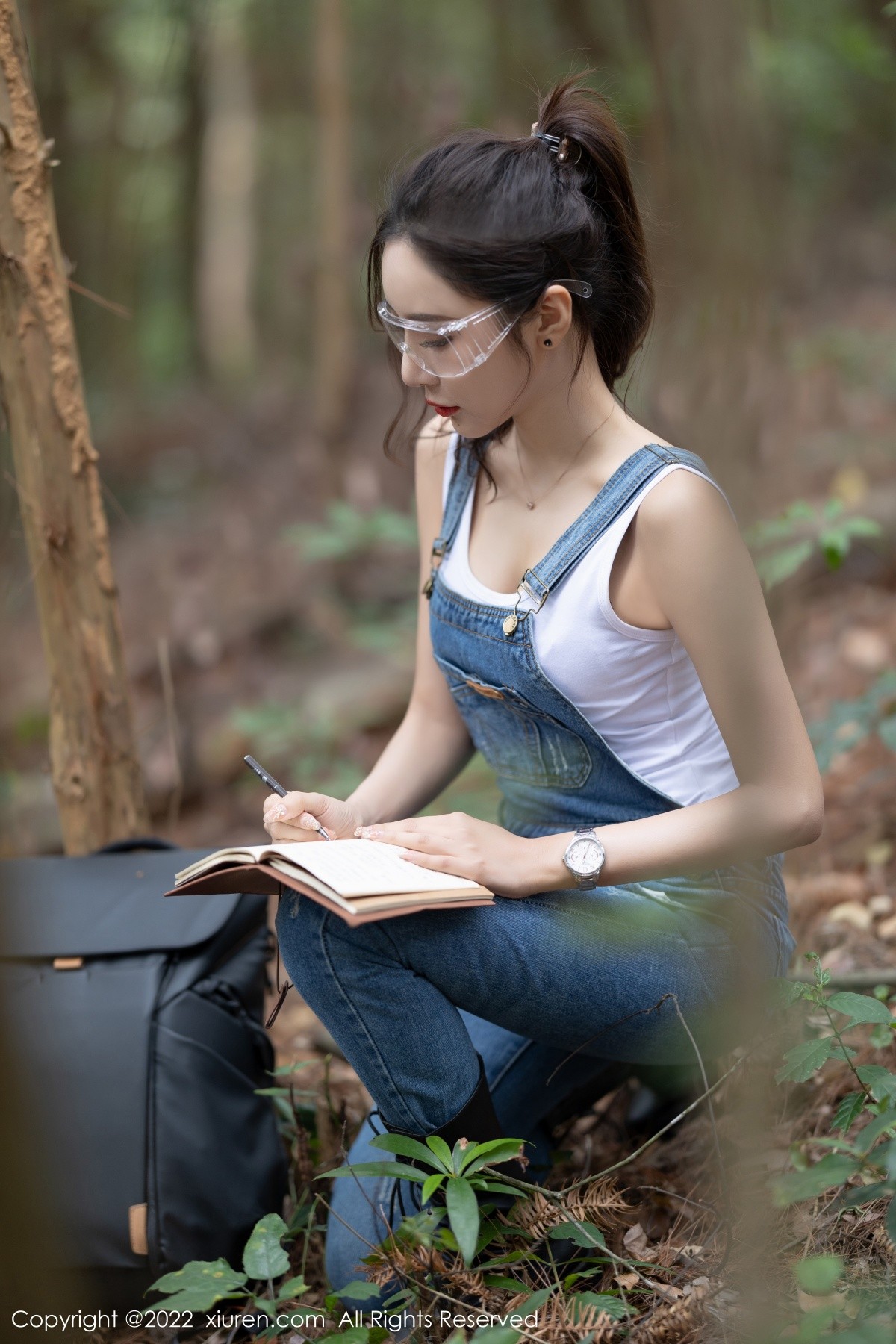 女神王馨瑶yanni户外探险主题脱牛仔背带服露黑色内衣性感写真