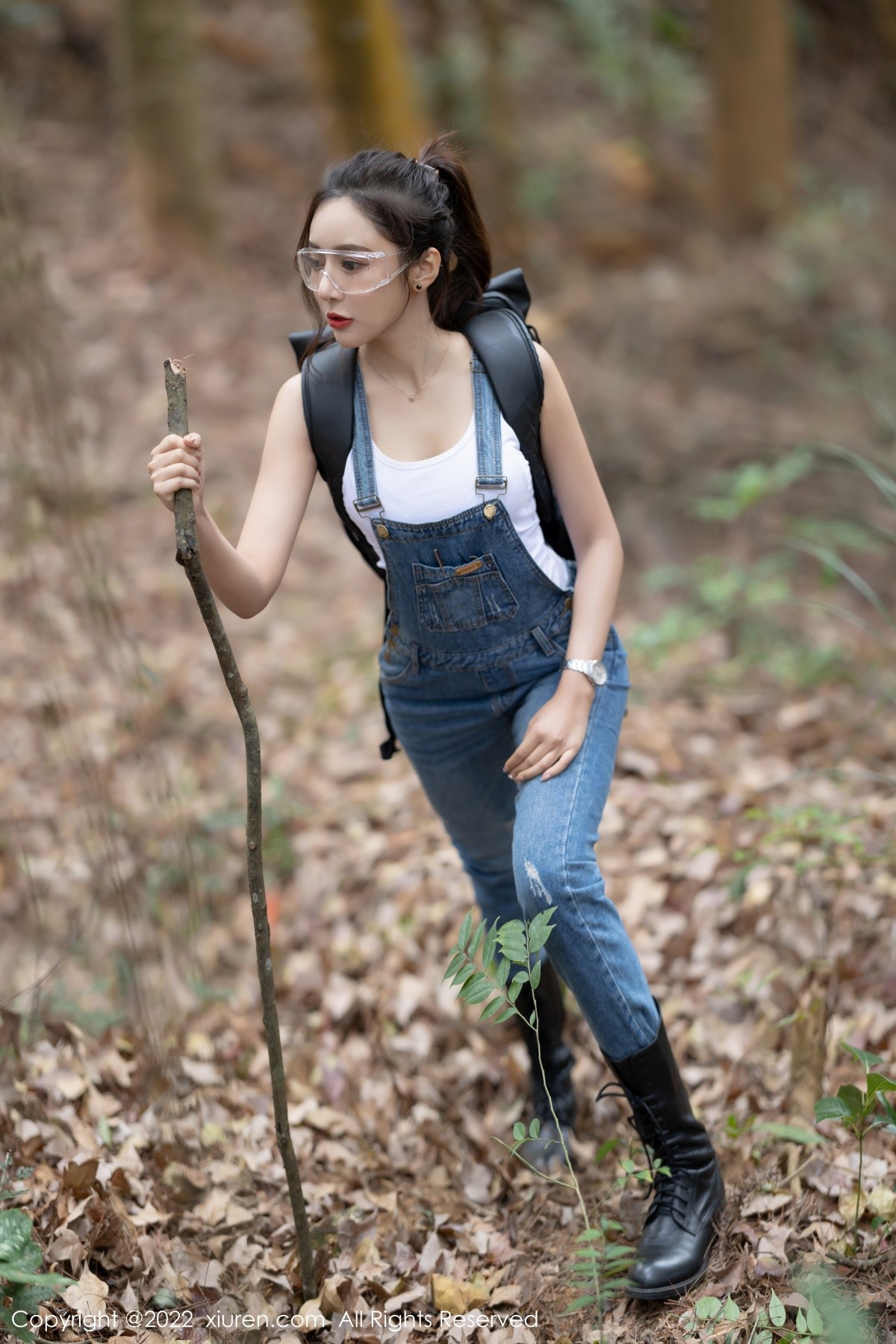 女神王馨瑶yanni户外探险主题脱牛仔背带服露黑色内衣性感写真