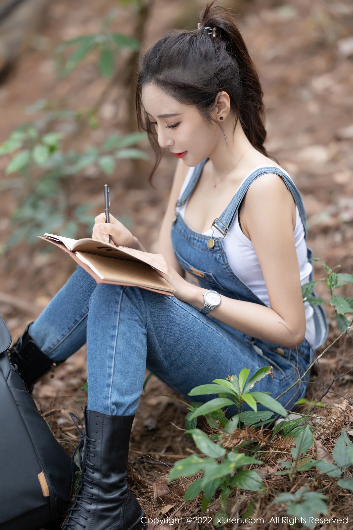 女神王馨瑶yanni户外探险主题脱牛仔背带服露黑色内衣性感写真