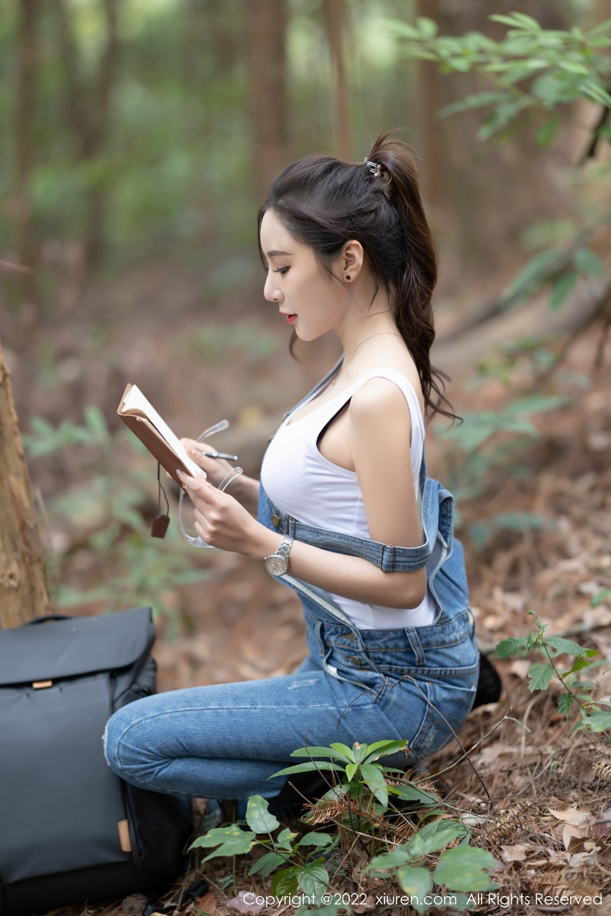 女神王馨瑶yanni户外探险主题脱牛仔背带服露黑色内衣性感写真