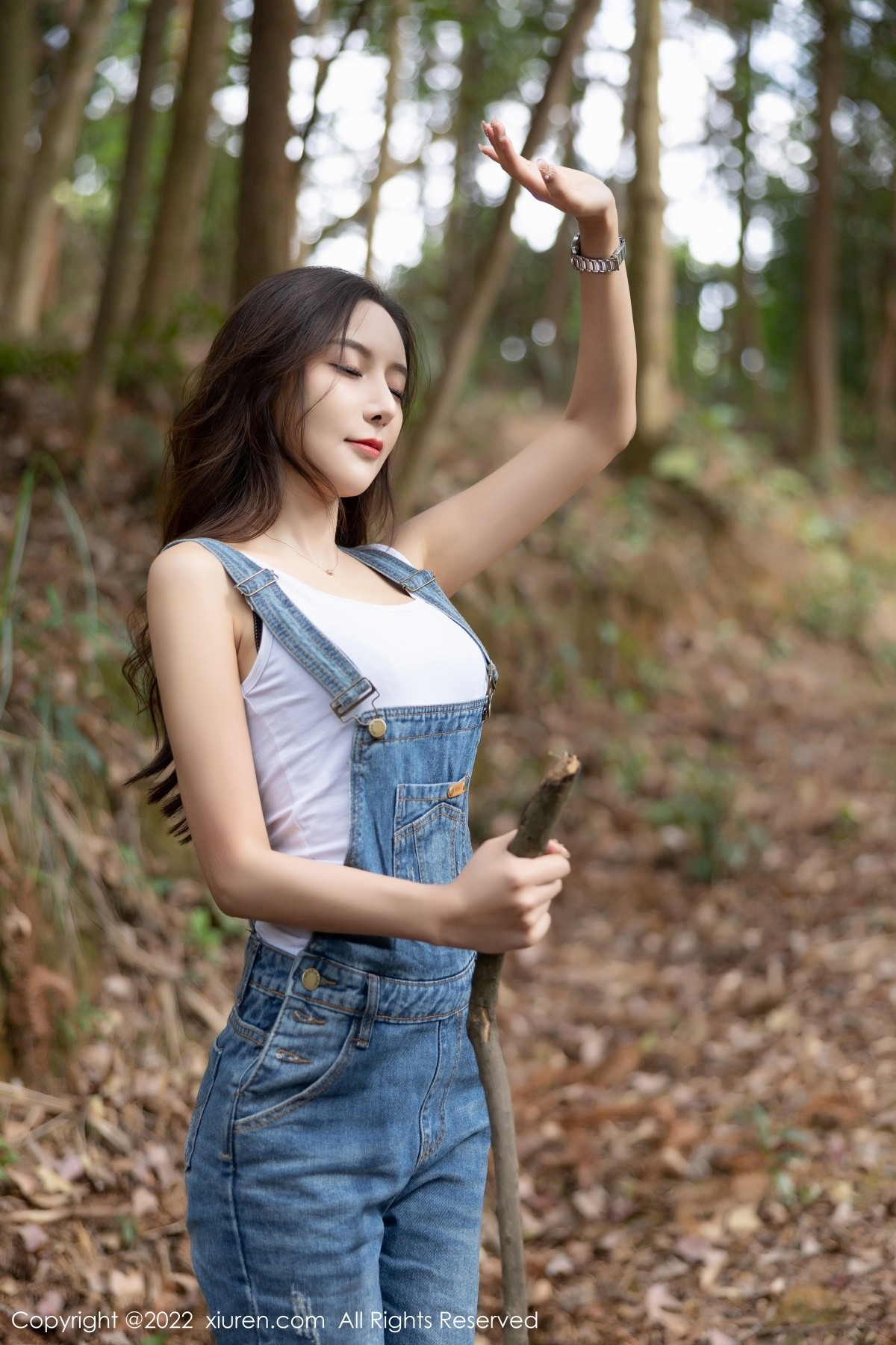 女神王馨瑶yanni户外探险主题脱牛仔背带服露黑色内衣性感写真