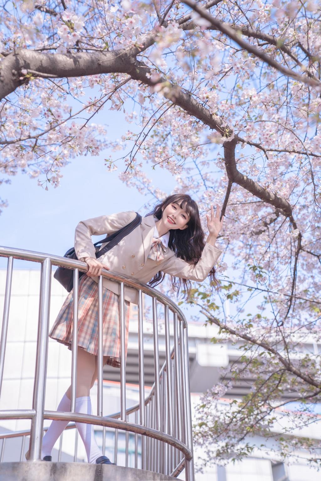 樱花树下制服美女高清晰私拍图片