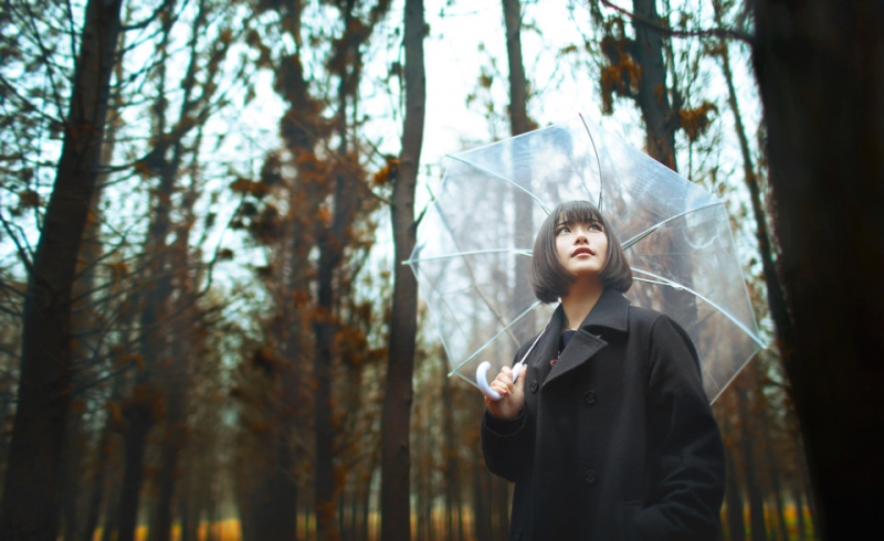 树林里的制服美女露私艺术照图片