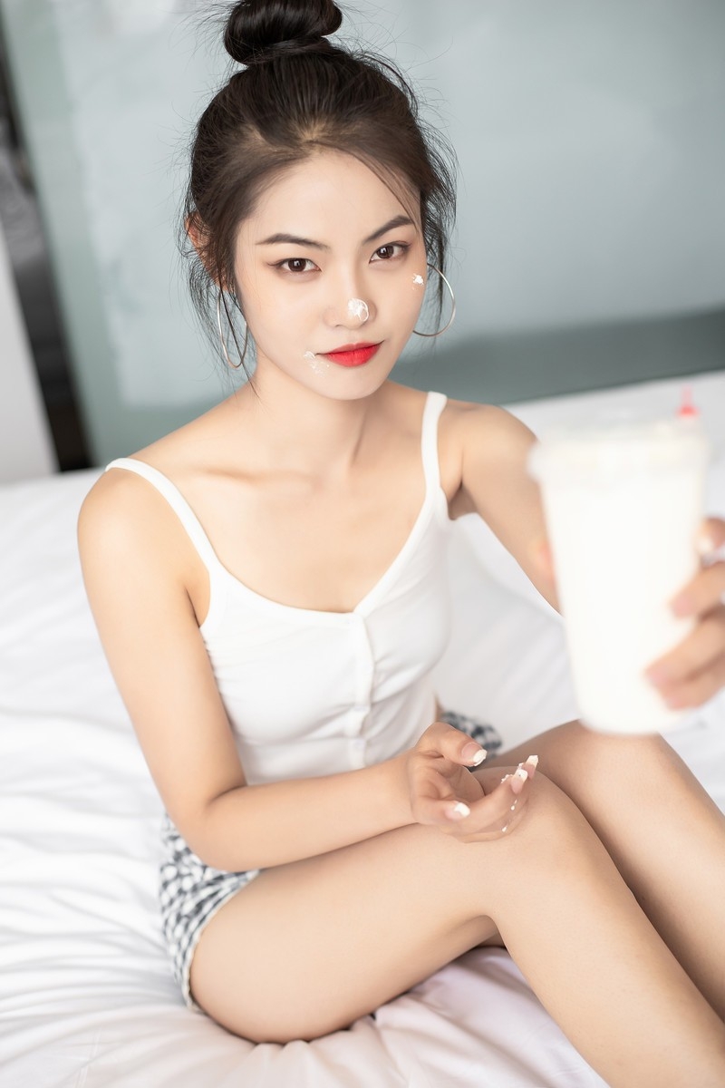 床上美女细腰美腿性感最大胆的裸体西西艺术44图片