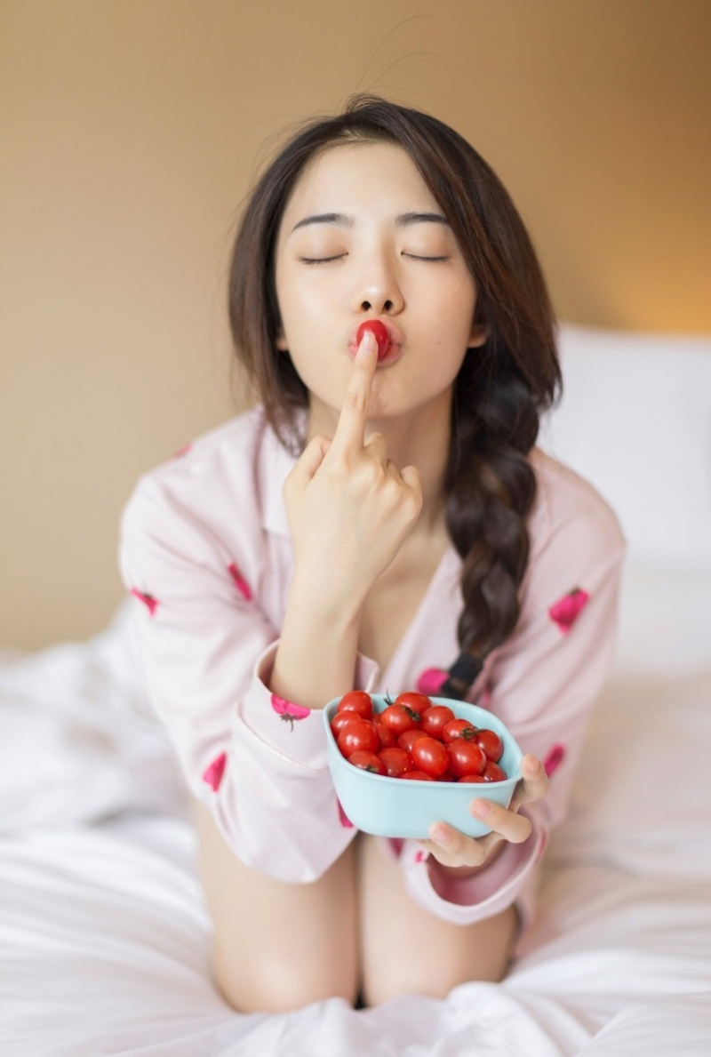 麻花辫美少女床上性感全身裸露的女人的图片