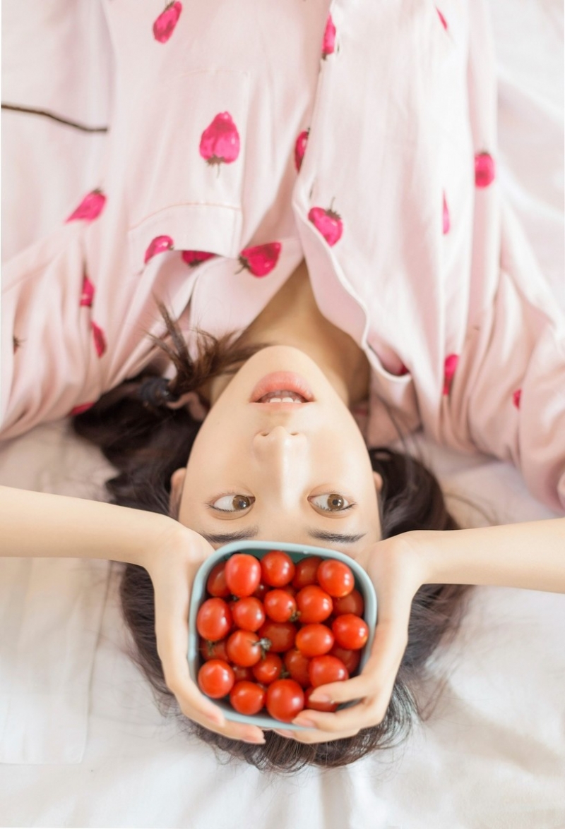 麻花辫美少女床上性感全身裸露的女人的图片