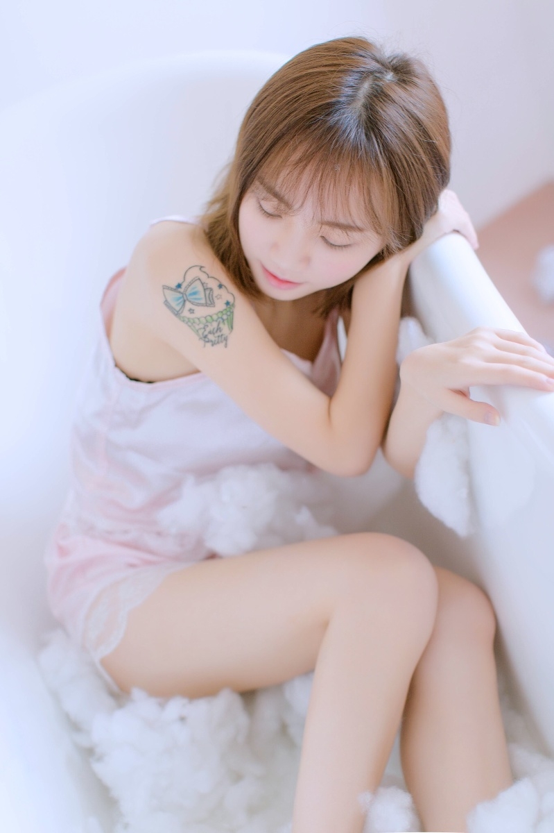 睡衣美女香肩美腿性感日本西西大尺度裸体艺术图片
