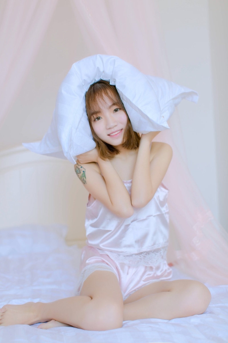 睡衣美女香肩美腿性感日本西西大尺度裸体艺术图片