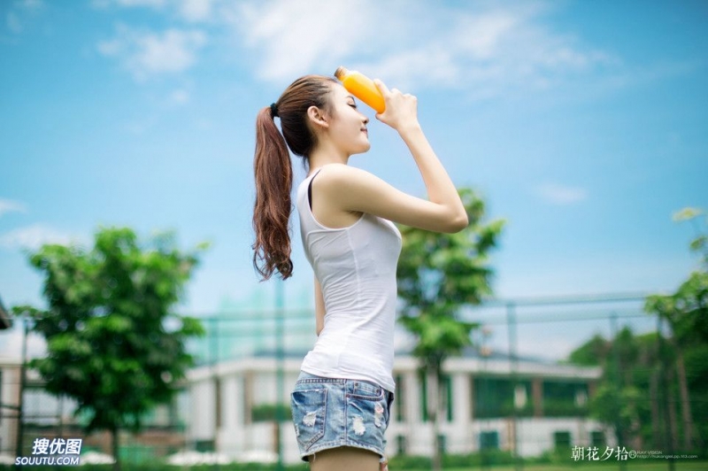 美女御姐前凸后翘细腰美女后趴翘臀图片