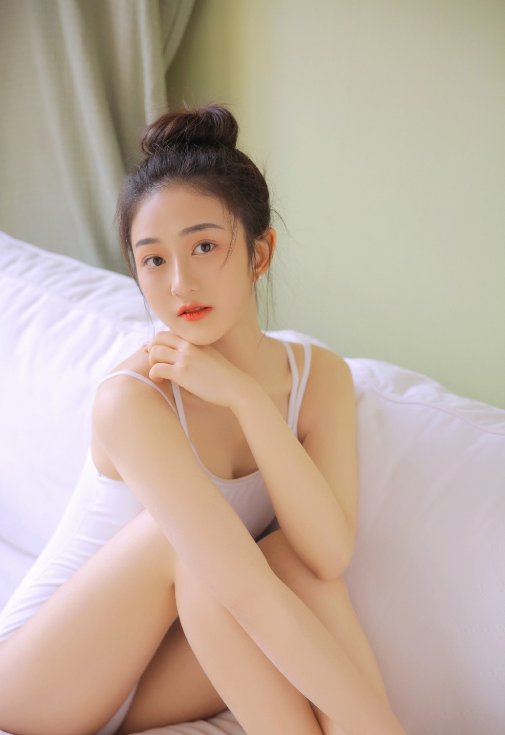 吊带连体衣美少女美腿美女胸的图片