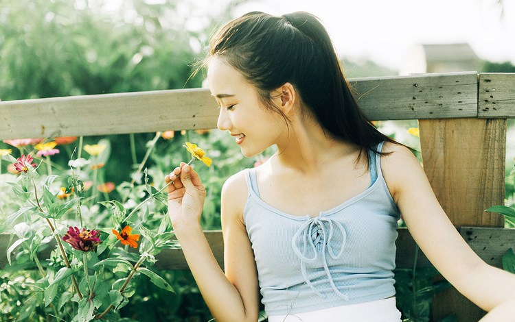 性感少女白丝美腿翘臀黑丝图片