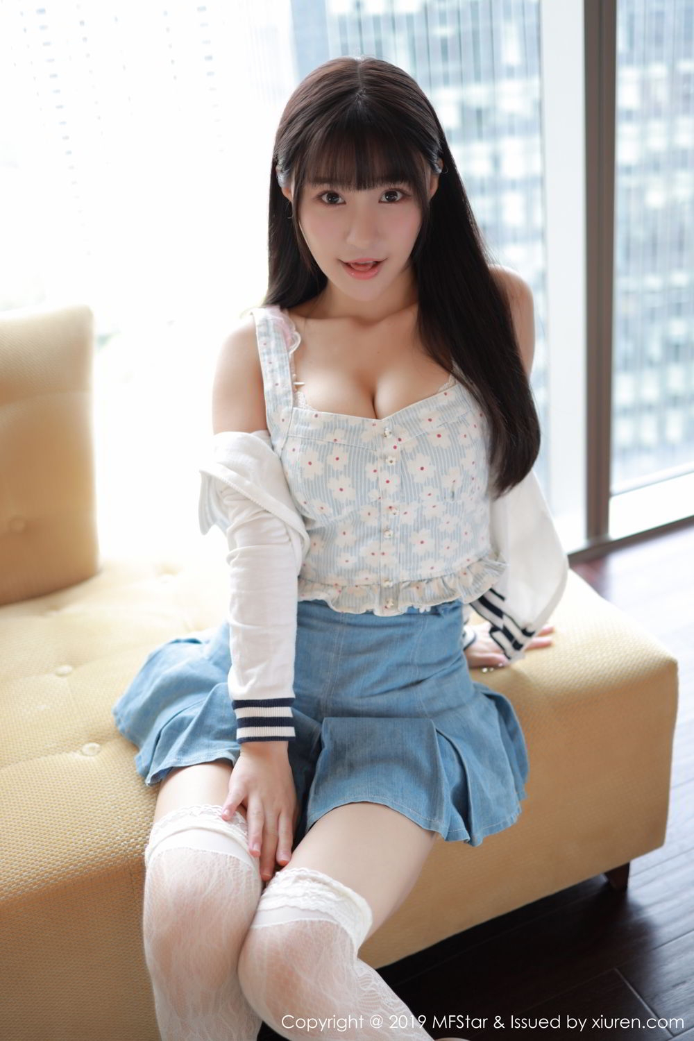 丰满大胸美女白丝美腿校园 制服 亚洲 自拍图片