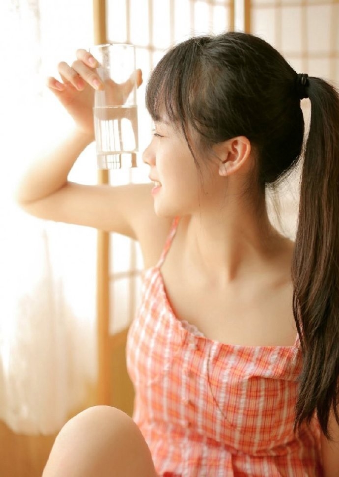 日韩美女白嫩锁骨香肩下面毛毛无遮挡照片图片