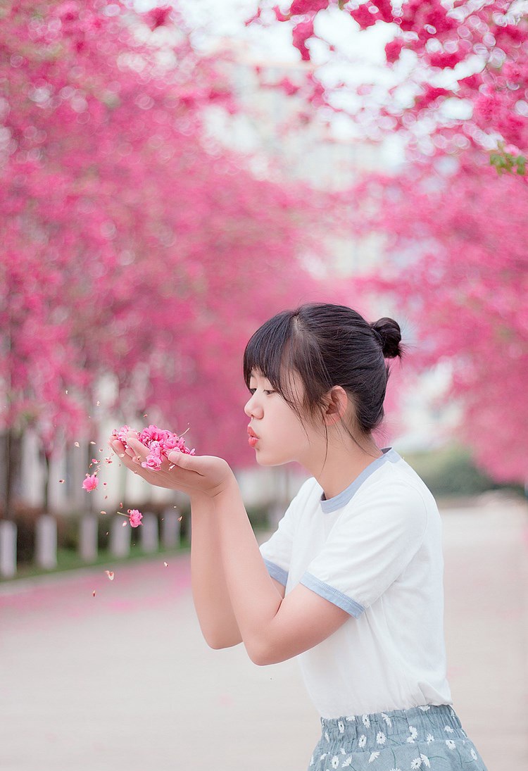 牛奶肌美女蜜桃臀酥胸光着露出奶头无遮挡