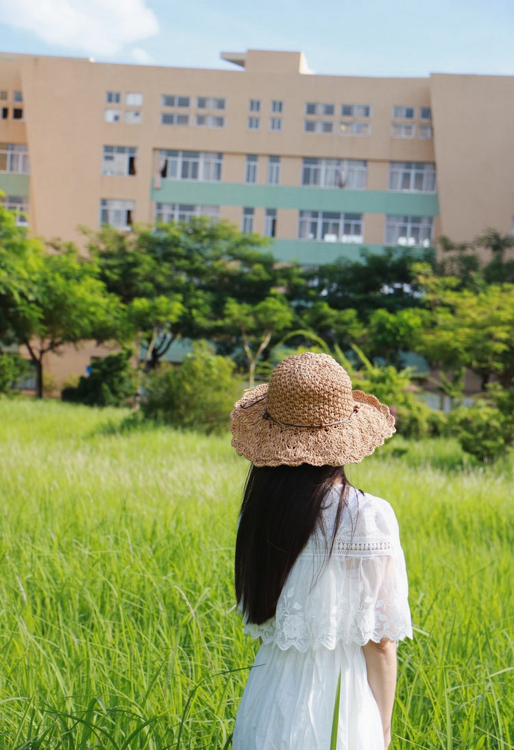 校园成熟丰满美女连体露b美女图片