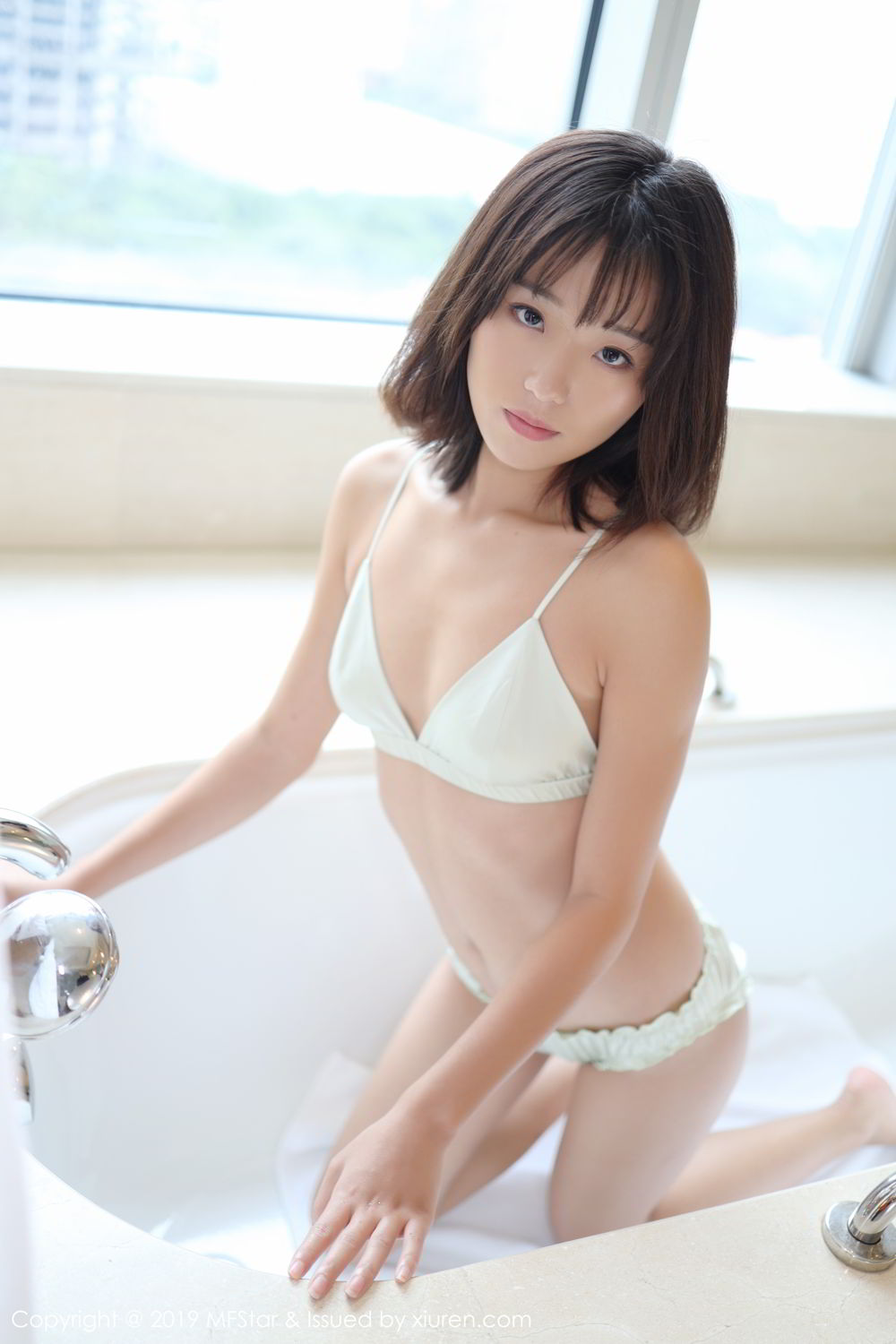 日韩美女浴室白色内衣美女图片写真