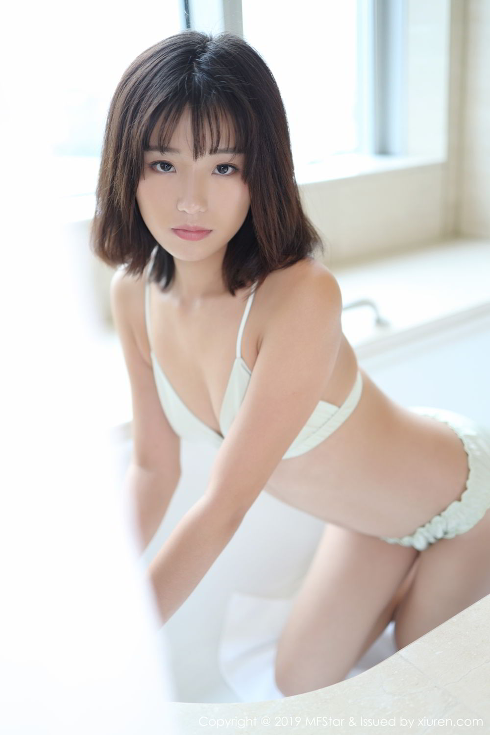 日韩美女浴室白色内衣美女图片写真