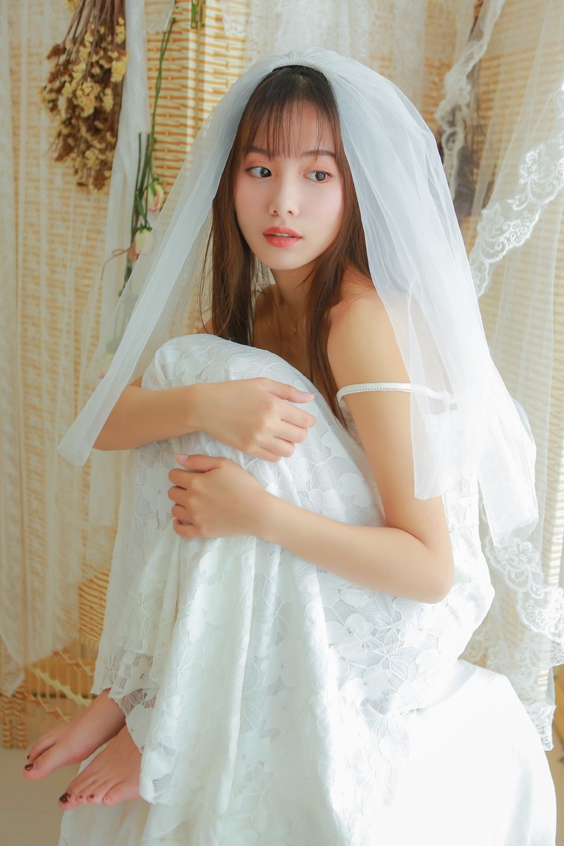 亚洲婚纱美女吊带长裙性感mm图片