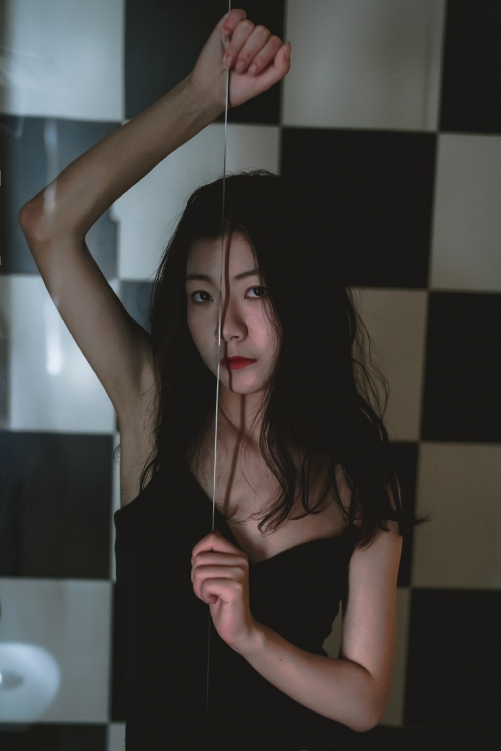 床上艳福美女性感吊带jk制服美女露出奶头福利图片