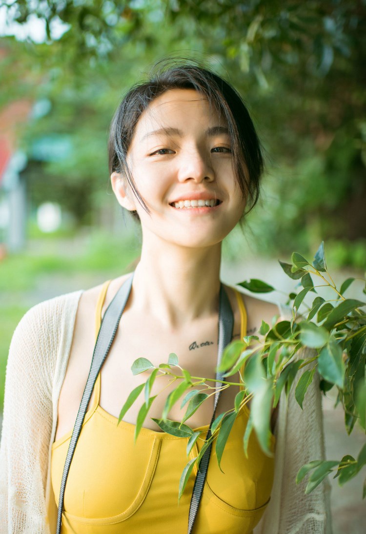 吊带连体衣美女何嘉颖大胸奶头露出粉嫩