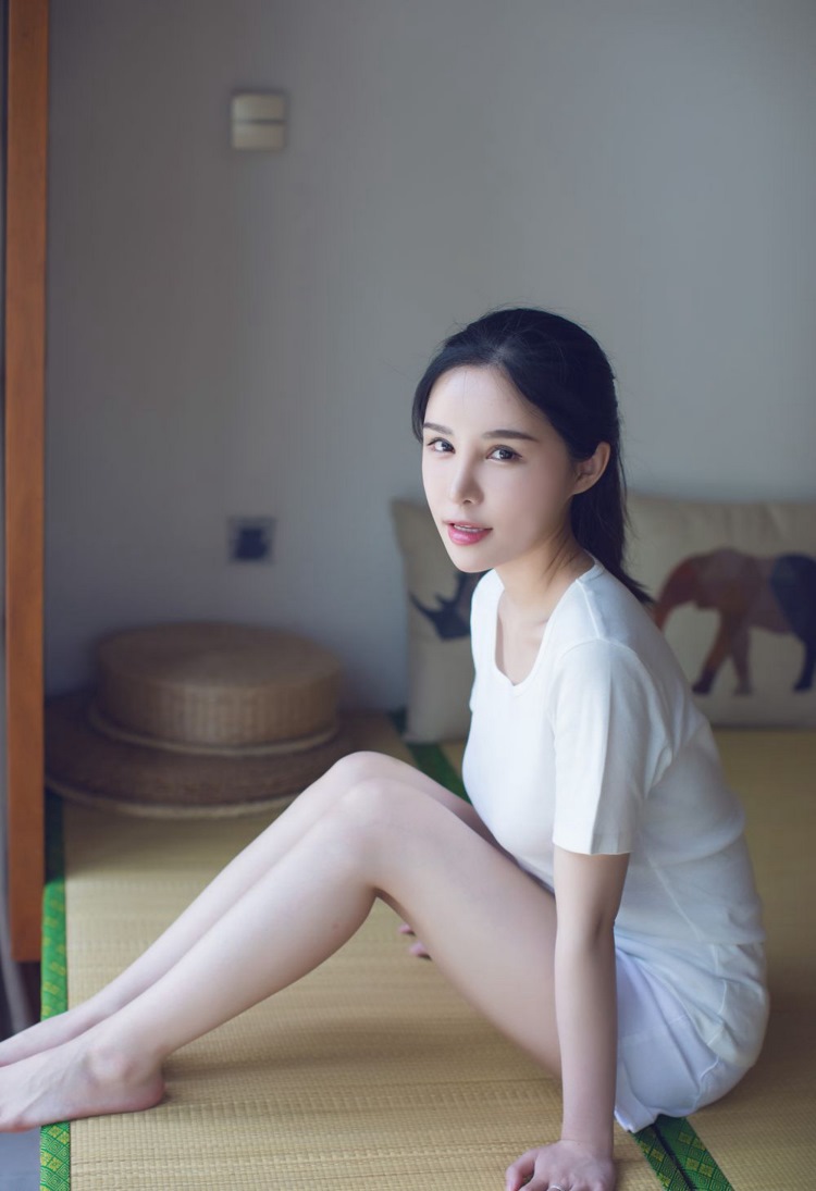 白嫩清纯台湾女神私房大胆祼体验艺术写真