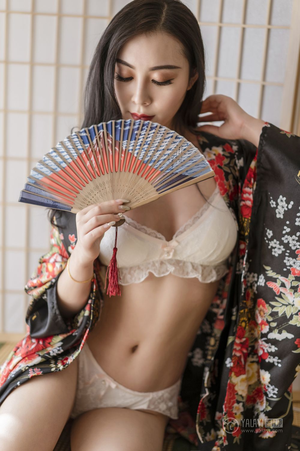 和服美女白色内衣半裸日本肉体XXXX裸体137大胆图片