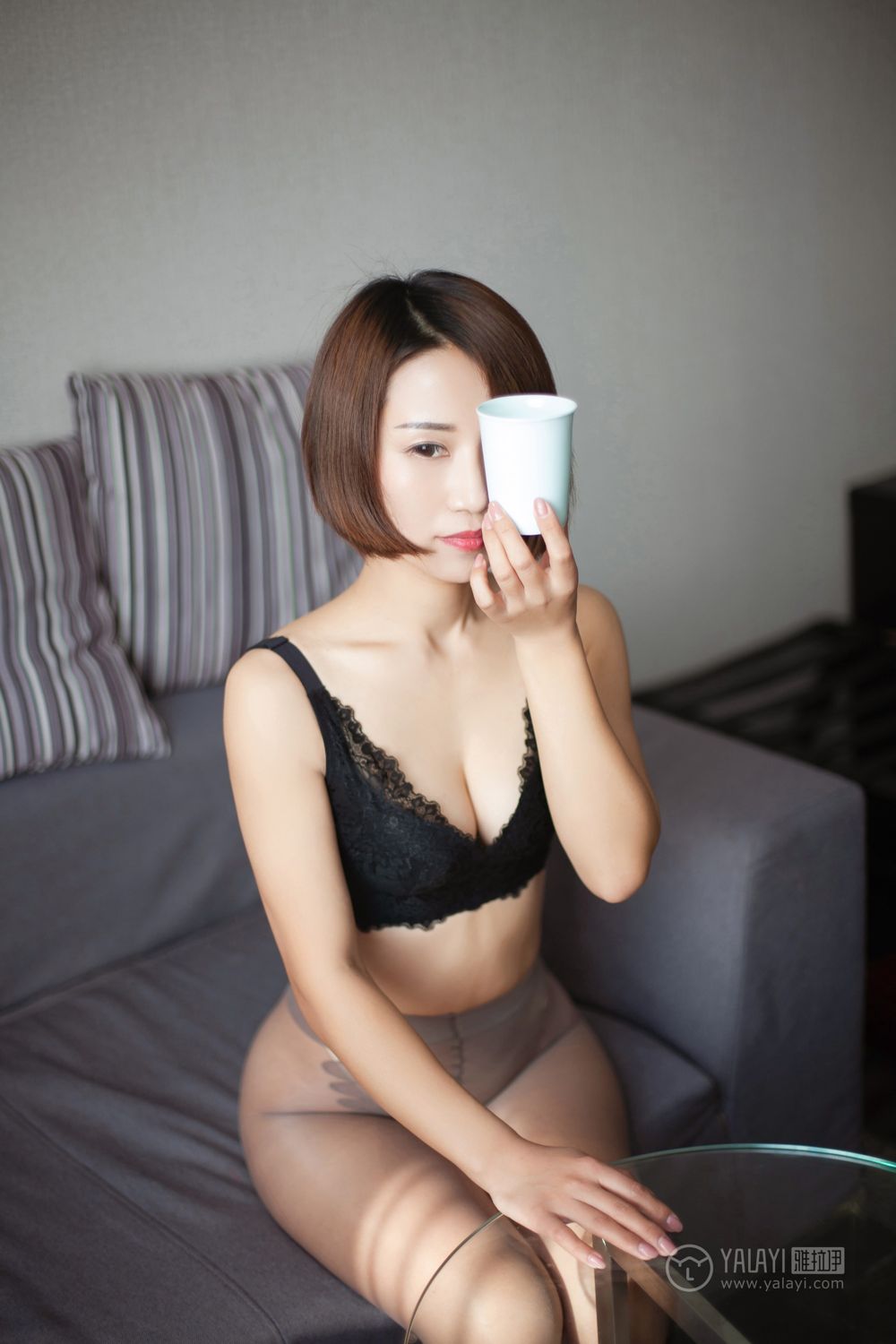 性感丝袜美女少妇黑色露出两个奶头的无遮挡大美女写真