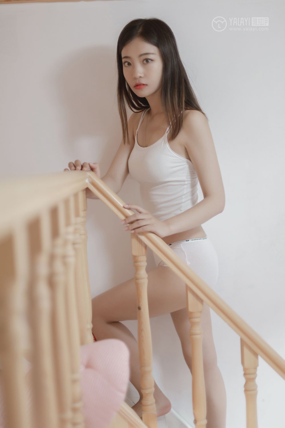 性感美女童倩深v大开极品美女写真图片