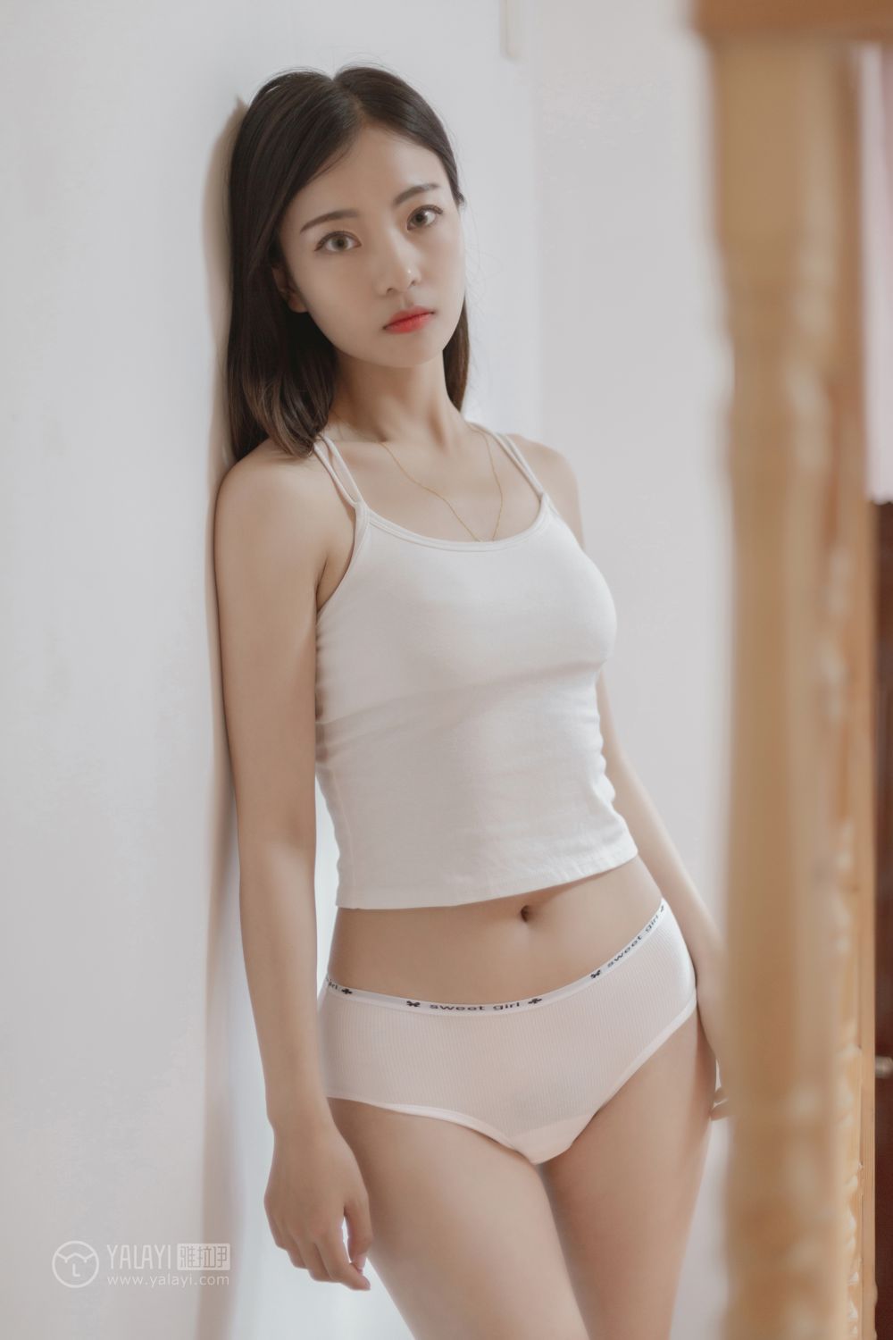 性感美女童倩深v大开极品美女写真图片