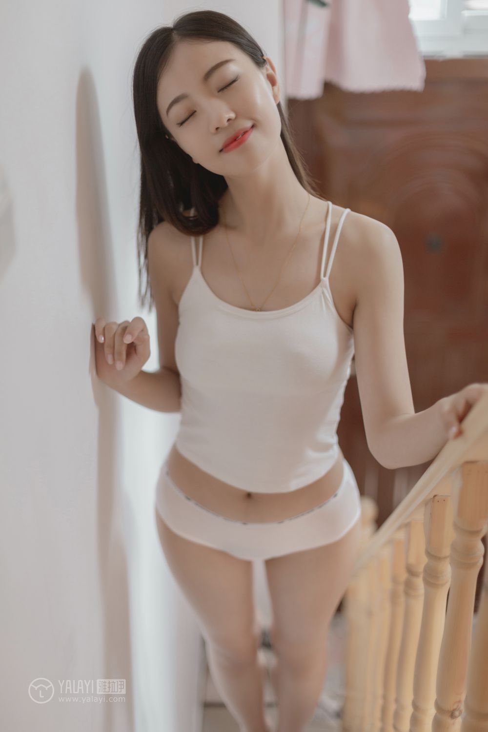 性感美女童倩深v大开极品美女写真图片