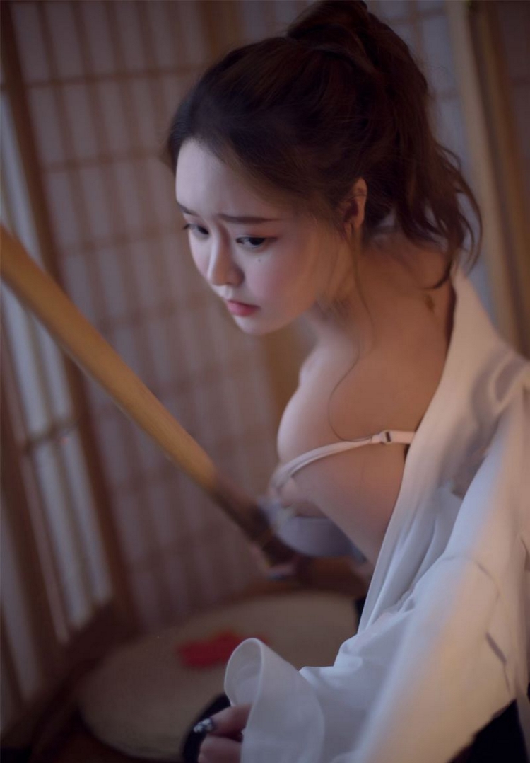 剑道美女裸足饱满美乳西西大胆裸体A级图片