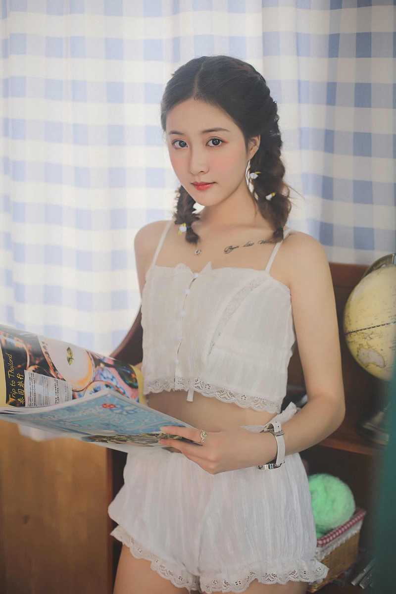 黑长直大波妹美女深沟美女裸赤全身图片欣赏