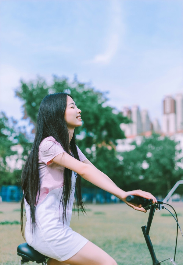 性感爱吃香蕉美女日式裸体露出屁毛无遮挡图片