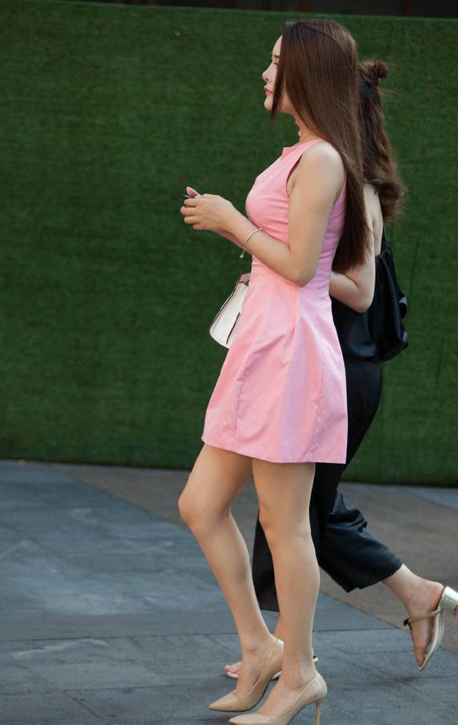美女街拍：轻熟女粉色校园 制服 亚洲 自拍图片