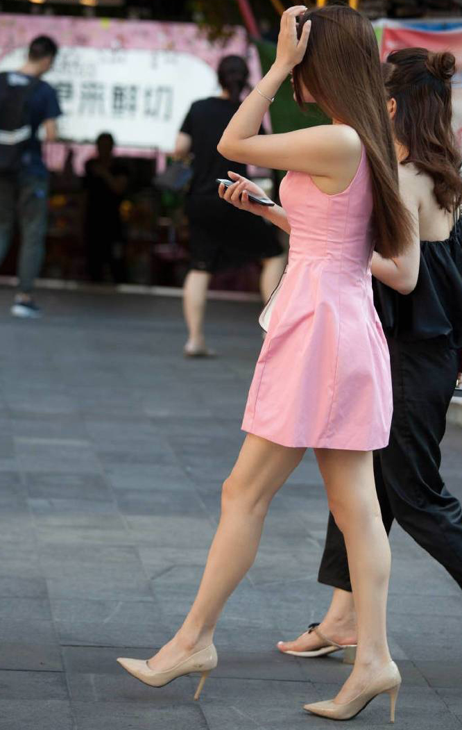 美女街拍：轻熟女粉色校园 制服 亚洲 自拍图片