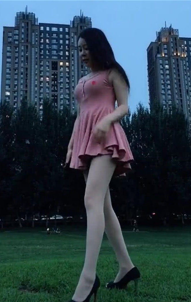 粉色超短裙搭美女 白大胆西西裸体美女照图片