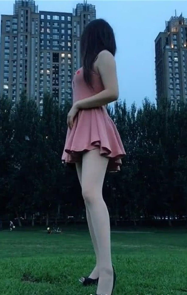 粉色超短裙搭美女 白大胆西西裸体美女照图片