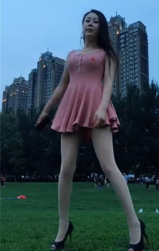 粉色超短裙搭美女 白大胆西西裸体美女照图片