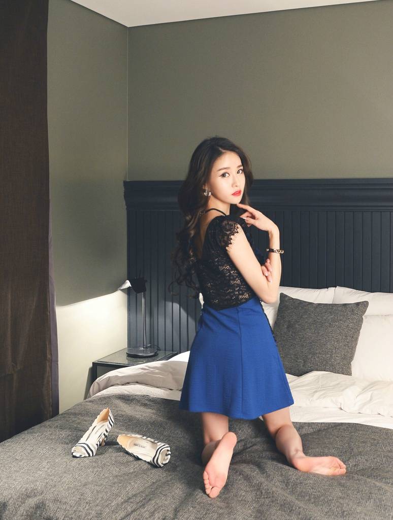 韩国蓝色超短裙美女美女脱精光手不挡图片