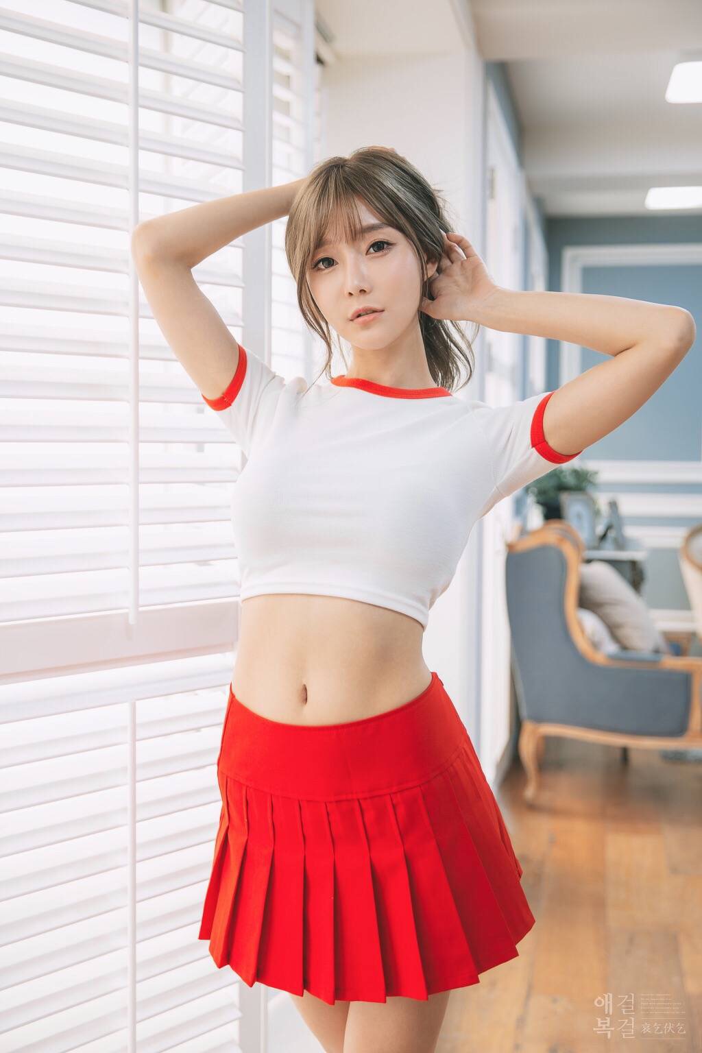 韩国美女短裙酥胸写真粉嫩极品网红自慰喷水