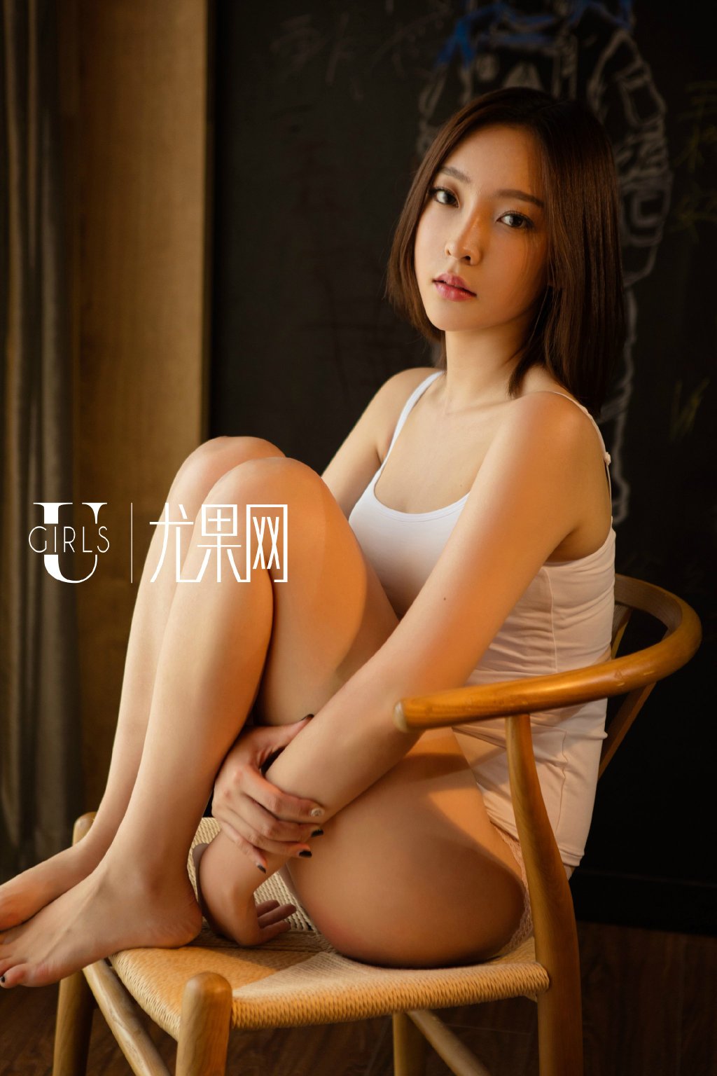 短发美女白色吊带装短噼啪噼啪样子图片