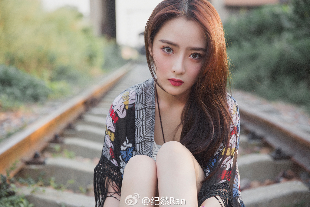 大眼高鼻梁长发美女丝袜美臀图片