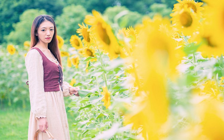 性感睡衣美女胸脯微露全裸艺术照欣赏图片