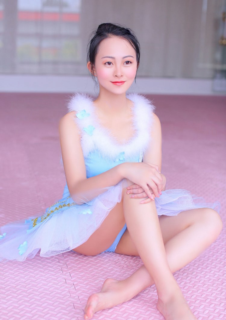 酷似林忆莲的小眼睛美美女解开衣服露出奶头无遮挡