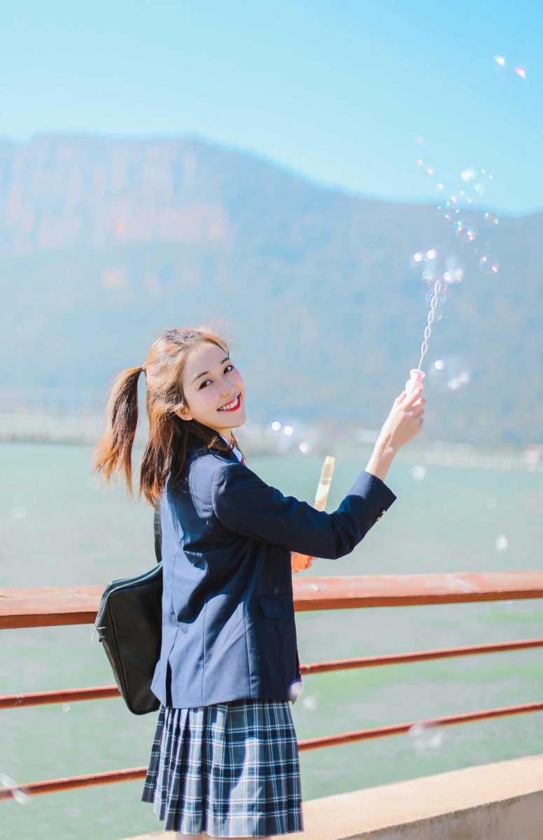 戴墨镜的嫩白大胸美女网红福利姬私人玩物图片