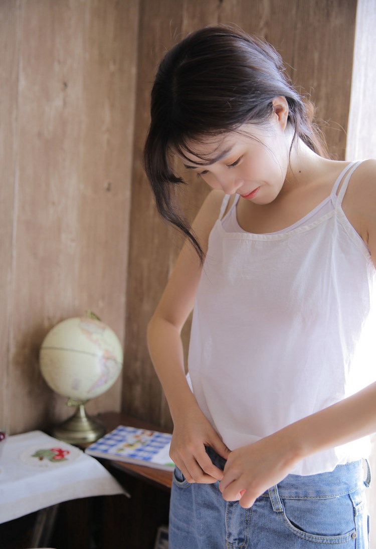 性感挺拔胸部泳装美女下部隐私图片