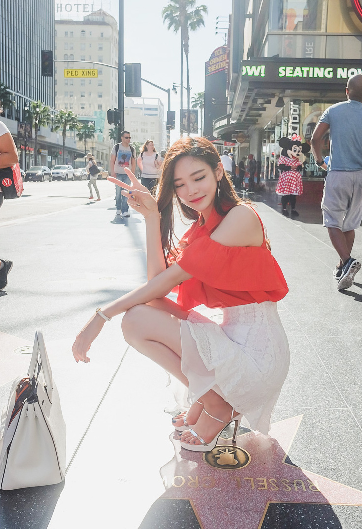 韩国美女模特街拍写真难得一见的粉木耳